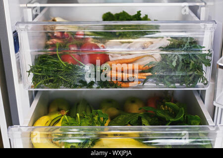 Freschi di consegna di generi alimentari. Libero di plastica le carote, pomodori, funghi,banane,insalata di spinaci, sedano, mele in frigo. Rifiuti Zero shopping. Vegetabl fresco Foto Stock