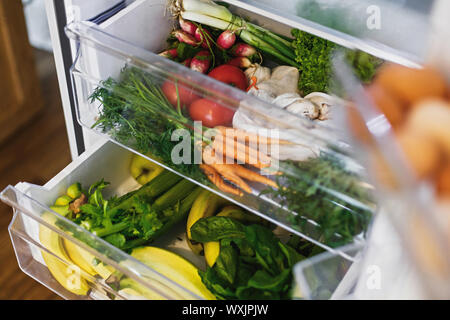 Freschi di consegna di generi alimentari. Libero di plastica le carote, pomodori, funghi,banane,insalata di spinaci, sedano, mele in frigo. Rifiuti Zero shopping. Vegetabl fresco Foto Stock