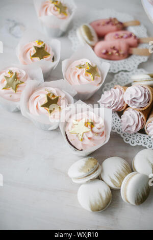 Tortini, torta gelato pop, coni di cialda con panna e amaretti Foto Stock