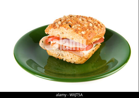 Panino con carne di pollo e pomodori con erba cipollina Foto Stock