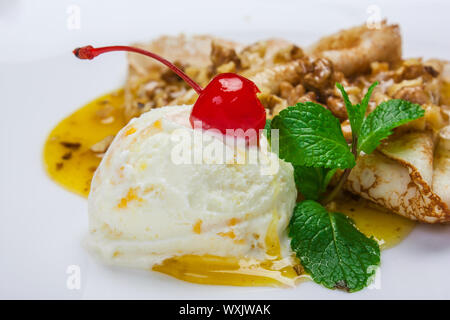 Ice-cream frittelle con miele, menta e ciliegia Foto Stock
