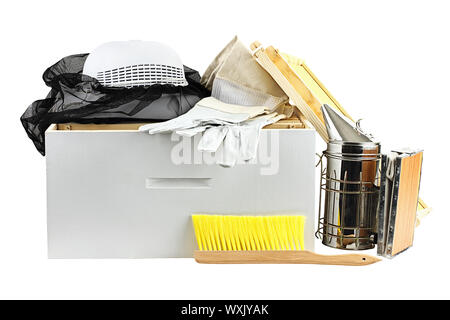 Attrezzature di apicoltura isolato su uno sfondo bianco con percorso di clipping incluso. Foto Stock