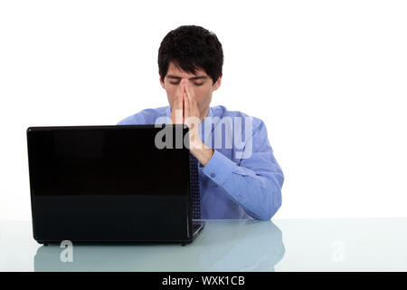 L uomo ha problemi con il suo computer portatile Foto Stock