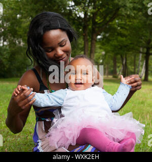 Felice famiglia mista è di avere una bella giornata nel parco Foto Stock