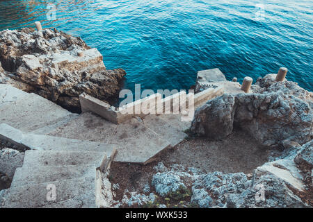 Scale di pietra a Maiorca con acqua blu Foto Stock