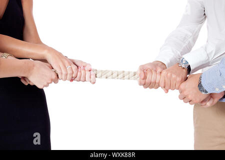 Business donna contro uomo d affari tirando la corda isolato Foto Stock