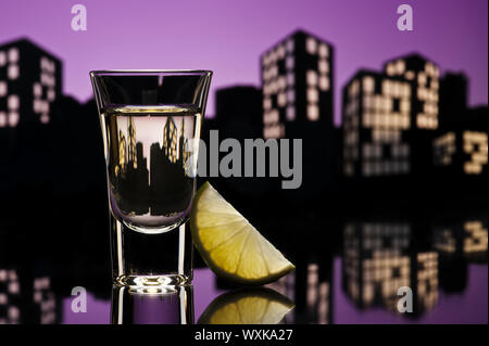 Tequila sparare in colorfull cityscape impostazione Foto Stock