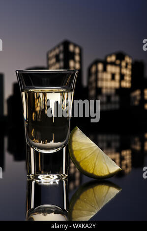 Tequila sparare in colorfull cityscape impostazione Foto Stock