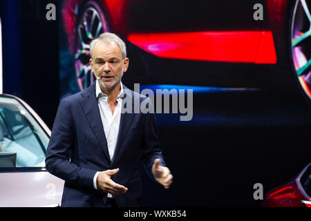 Francoforte, Deutschland. Decimo Sep, 2019. Adrian van HOOYDONK, Vice Presidente Senior del gruppo BMW, design, presenta la BMW Concept 4, autovetture, International Motor Show IAA 2019 a Francoforte, su 10.09.2019. | Utilizzo di credito in tutto il mondo: dpa/Alamy Live News Foto Stock