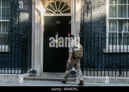 Londra, Regno Unito. Xvii Sep, 2019. Un membro della Royal reggimento di Fusiliers arriva a Downing street Credit: amer ghazzal/Alamy Live News Foto Stock