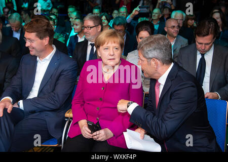 Francoforte, Deutschland. Xii Sep, 2019. Da sinistra: Ola KAELLENIUS, Presidente del Consiglio di Gestione di Daimler AG, Cancelliere federale Angela Merkel e il presidente del VDA Bernhard matte, apertura della International Motor Show IAA 2019 a Francoforte, su 12.09.2019. | Utilizzo di credito in tutto il mondo: dpa/Alamy Live News Foto Stock