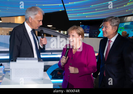 Francoforte, Deutschland. Xii Sep, 2019. Da sinistra: Rolf BREIDENBACH, CEO di Hella, Cancelliere federale Angela Merkel e il presidente del VDA Bernhard matte, apertura della International Motor Show IAA 2019 a Francoforte, su 12.09.2019. | Utilizzo di credito in tutto il mondo: dpa/Alamy Live News Foto Stock