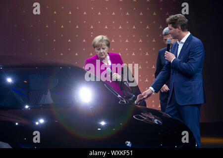 Francoforte, Deutschland. Xii Sep, 2019. Da sinistra: il Cancelliere federale Angela Merkel e il presidente del VDA Bernhard matte, Ola KAELLENIUS, Presidente del Consiglio di Gestione di Daimler AG, presso la Daimler booth, apertura della International Motor Show IAA 2019 a Francoforte, su 12.09.2019. | Utilizzo di credito in tutto il mondo: dpa/Alamy Live News Foto Stock