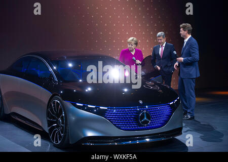 Francoforte, Deutschland. Xii Sep, 2019. Da sinistra: il Cancelliere federale Angela Merkel e il presidente del VDA Bernhard matte, Ola KAELLENIUS, Presidente del Consiglio di Gestione di Daimler AG, presso la Daimler booth, apertura della International Motor Show IAA 2019 a Francoforte, su 12.09.2019. | Utilizzo di credito in tutto il mondo: dpa/Alamy Live News Foto Stock