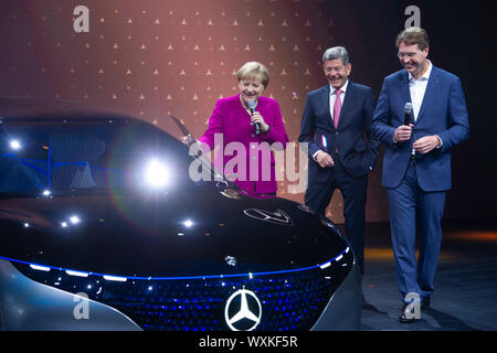 Francoforte, Deutschland. Xii Sep, 2019. Da sinistra: il Cancelliere federale Angela Merkel e il presidente del VDA Bernhard matte, Ola KAELLENIUS, Presidente del Consiglio di Gestione di Daimler AG, presso la Daimler booth, apertura della International Motor Show IAA 2019 a Francoforte, su 12.09.2019. | Utilizzo di credito in tutto il mondo: dpa/Alamy Live News Foto Stock