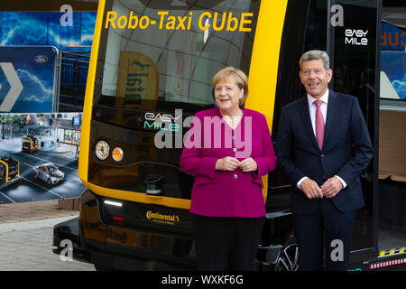 Francoforte, Deutschland. Xii Sep, 2019. Da sinistra: il Cancelliere federale Angela Merkel e il presidente del VDA Bernhard matte, nella parte anteriore del cubo Robo-Taxi di Continental, apertura della International Motor Show IAA 2019 a Francoforte, su 12.09.2019. | Utilizzo di credito in tutto il mondo: dpa/Alamy Live News Foto Stock