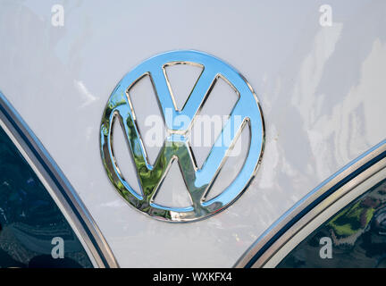 Varallo Sesia, Italia - 02 Giugno 2019: Volkswagen emblema del logo su un vintage classico tedesco van Volkswagen Transporter Foto Stock