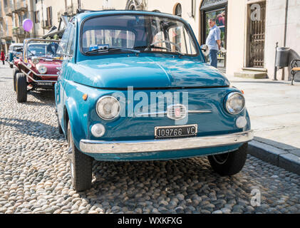 Varallo Sesia, Italia - 02 Giugno 2019: Classic car, italiano vecchio minicar Fiat 500 durante un'auto d'epoca rally Foto Stock