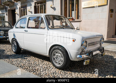 Varallo Sesia, Italia - 02 Giugno 2019: Classic car, Italiano vecchia FIAT 850 durante un'auto d'epoca rally Foto Stock