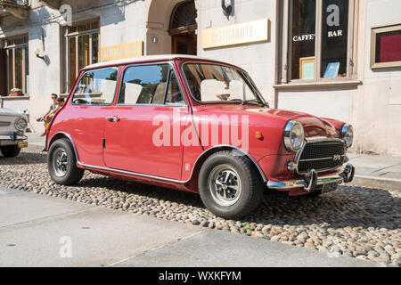 Varallo Sesia, Italia - 02 Giugno 2019: Classic car, old Mini Cooper durante un'auto d'epoca rally Foto Stock