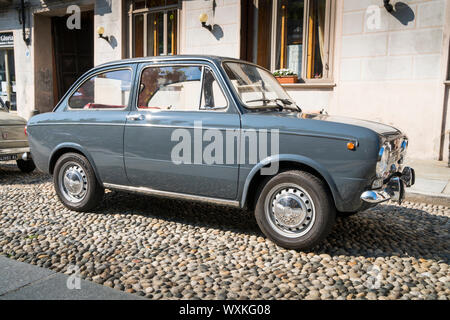 Varallo Sesia, Italia - 02 Giugno 2019: Classic car, Italiano vecchia FIAT 850 durante un'auto d'epoca rally Foto Stock