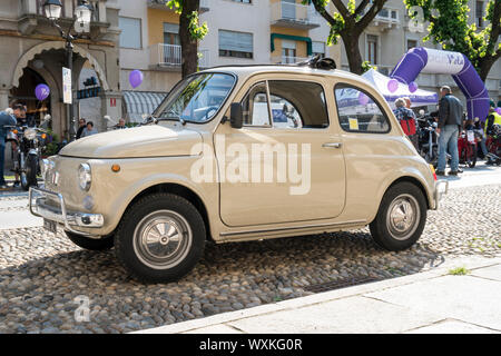 Varallo Sesia, Italia - 02 Giugno 2019: Classic car, italiano vecchio minicar Fiat 500 durante un'auto d'epoca rally Foto Stock