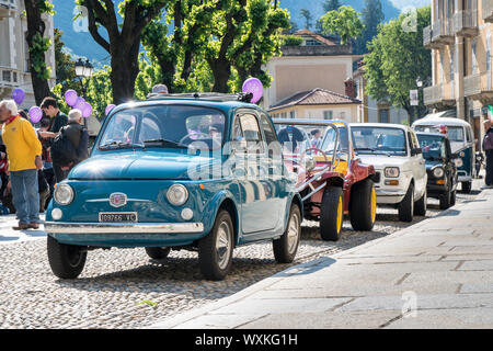 Varallo Sesia, Italia - 02 Giugno 2019: Classic car, italiano vecchio minicar Fiat 500 durante un'auto d'epoca rally Foto Stock