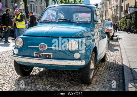 Varallo Sesia, Italia - 02 Giugno 2019: Classic car, italiano vecchio minicar Fiat 500 durante un'auto d'epoca rally Foto Stock