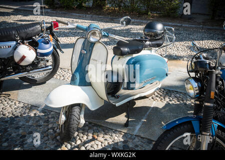 Varallo Sesia, Italia - 02 Giugno 2019: Classic moto, vecchio italiano scooter Lambretta durante un rally per veicoli antichi Foto Stock