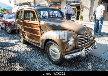 Varallo Sesia, Italia - 02 Giugno 2019: Classic car, Italiano vecchia FIAT 500 modello Giardinetta (o Giardiniera) durante un'auto d'epoca rally Foto Stock