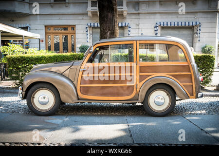 Varallo Sesia, Italia - 02 Giugno 2019: Classic car, Italiano vecchia FIAT 500 modello Giardinetta (o Giardiniera) durante un'auto d'epoca rally Foto Stock