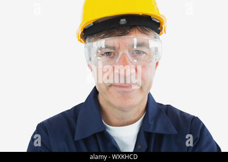 Closeup ritratto della coppia tecnico indossando occhiali protettivi e hardhard su sfondo bianco Foto Stock