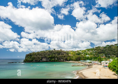 Anse La Raye , Saint Lucia / 04.07.2014. È una città di Saint Lucia, capo del distretto omonimo. Il nome della località deriva dall'abbondanza di raggi in Foto Stock