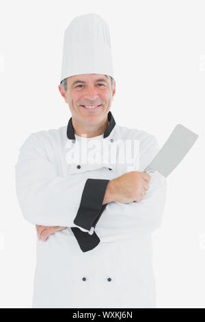 Ritratto di felice chef azienda carne cleaver su sfondo bianco Foto Stock