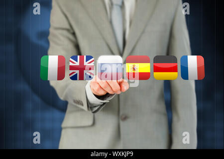 Dito Businessmans attivazione di bandiera della Russia sul touchscreen contro uno sfondo blu Foto Stock