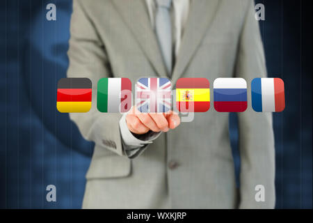 Dito Businessmans attivazione touchscreen futuristico contro uno sfondo bianco Foto Stock