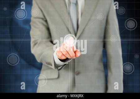 Dito Businessmans attivazione touchscreen futuristico contro uno sfondo bianco Foto Stock