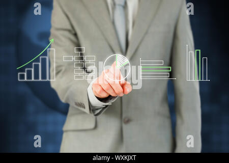 Dito Businessmans lavora con touchscreen contro uno sfondo Foto Stock