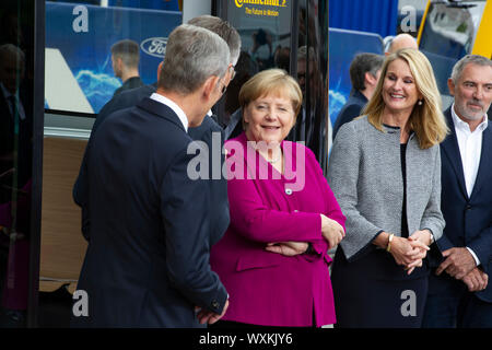 Da sinistra: il presidente del VDA Bernhard matte, Elmar DEGENHARDT, Continentale di Chief Executive Officer, il Cancelliere tedesco Angela Merkel, Arianna REINHARDTk, Management Editor Continental, prima Robo-Taxi CUbe da Continental, apertura del Salone internazionale IAA 2019 a Francoforte, su 12.09.2019. | Utilizzo di tutto il mondo Foto Stock