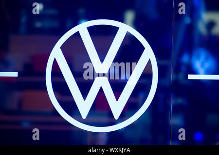 Francoforte, Deutschland. Xii Sep, 2019. Il nuovo logo di Volkswagen, logo VW, apertura del Salone internazionale IAA 2019 a Francoforte, su 12.09.2019. | Utilizzo di credito in tutto il mondo: dpa/Alamy Live News Foto Stock