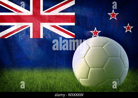 Grunge Nuova Zelanda bandiera sulla parete e pallone da calcio Foto Stock