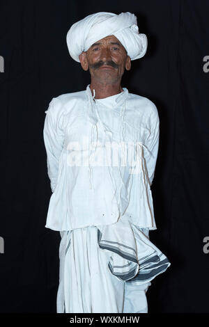 Man membro dell'Dhebariya Rabari comunità indossando un turbante bianco, grande Rann di Kutch deserto, Gujarat, India Foto Stock