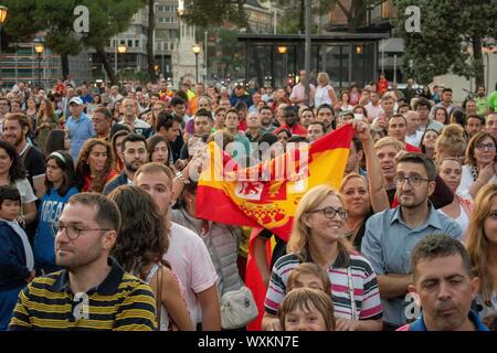 Madrid, Spagna. Xvii Sep, 2019. 16/09/2017.- Celebracion de los Campeones del Mundo de Baloncesto en la plaza Colon  Foto: Ambiente en la plaza Colon celebrazione dopo la vittoria del 2019 Cina basket FIBA di Coppa del Mondo a Madrid il lunedì, 16 settembre 2019. Credito: CORDON PREMERE/Alamy Live News Foto Stock