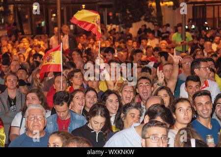 Madrid, Spagna. Xvii Sep, 2019. 16/09/2017.- Celebracion de los Campeones del Mundo de Baloncesto en la plaza Colon  Foto: Ambiente en la plaza Colon celebrazione dopo la vittoria del 2019 Cina basket FIBA di Coppa del Mondo a Madrid il lunedì, 16 settembre 2019. Credito: CORDON PREMERE/Alamy Live News Foto Stock