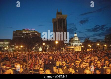 Madrid, Spagna. Xvii Sep, 2019. 16/09/2017.- Celebracion de los Campeones del Mundo de Baloncesto en la plaza Colon  Foto: Ambiente en la plaza Colon celebrazione dopo la vittoria del 2019 Cina basket FIBA di Coppa del Mondo a Madrid il lunedì, 16 settembre 2019. Credito: CORDON PREMERE/Alamy Live News Foto Stock