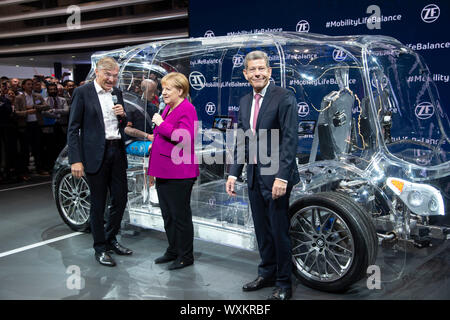 Francoforte, Deutschland. Xii Sep, 2019. Da sinistra: Wolf-Henning Scheider, gestione Presidente ZF, Cancelliere federale Angela Merkel e il presidente del VDA Bernhard matte, di fronte a una scintillante automobile, taxi, apertura del Salone internazionale IAA 2019 a Francoforte, su 12.09.2019. | Utilizzo di credito in tutto il mondo: dpa/Alamy Live News Foto Stock