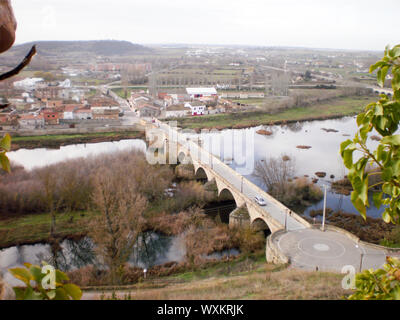 Riprese aeree in stile romano ponte sopra il fiume Agueda come passa in Ciudad Rodrigo. Il 8 dicembre 2011. Città Rodrigo Castilla y Leon Spagna Europa. Tra Foto Stock