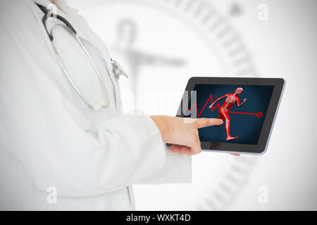 Medico mostrando il suo tablet con corpo in esecuzione su sfondo bianco Foto Stock