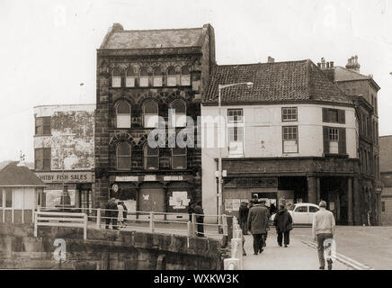 L'ex "stivali Corner' blocco di edifici, Whitby, nello Yorkshire, Regno Unito. Completamente demolito e non ricostruita in 1975. Essa conteneva un ramo di stivali il chimico sull'angolo e altri commercianti" da cui deriva il nome). Il piccolo rifugio a sinistra è il ponte i detentori capanna, Foto Stock