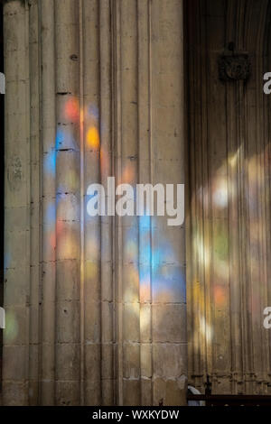 Luce colorata da vetrate su colonne nella chiesa. Troyes, Francia. Foto Stock